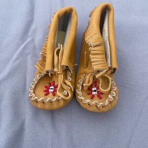 Minnehaha Moccasins Shoes Brown Leather Baby Size 5 Vintage Slip On Soft Sole